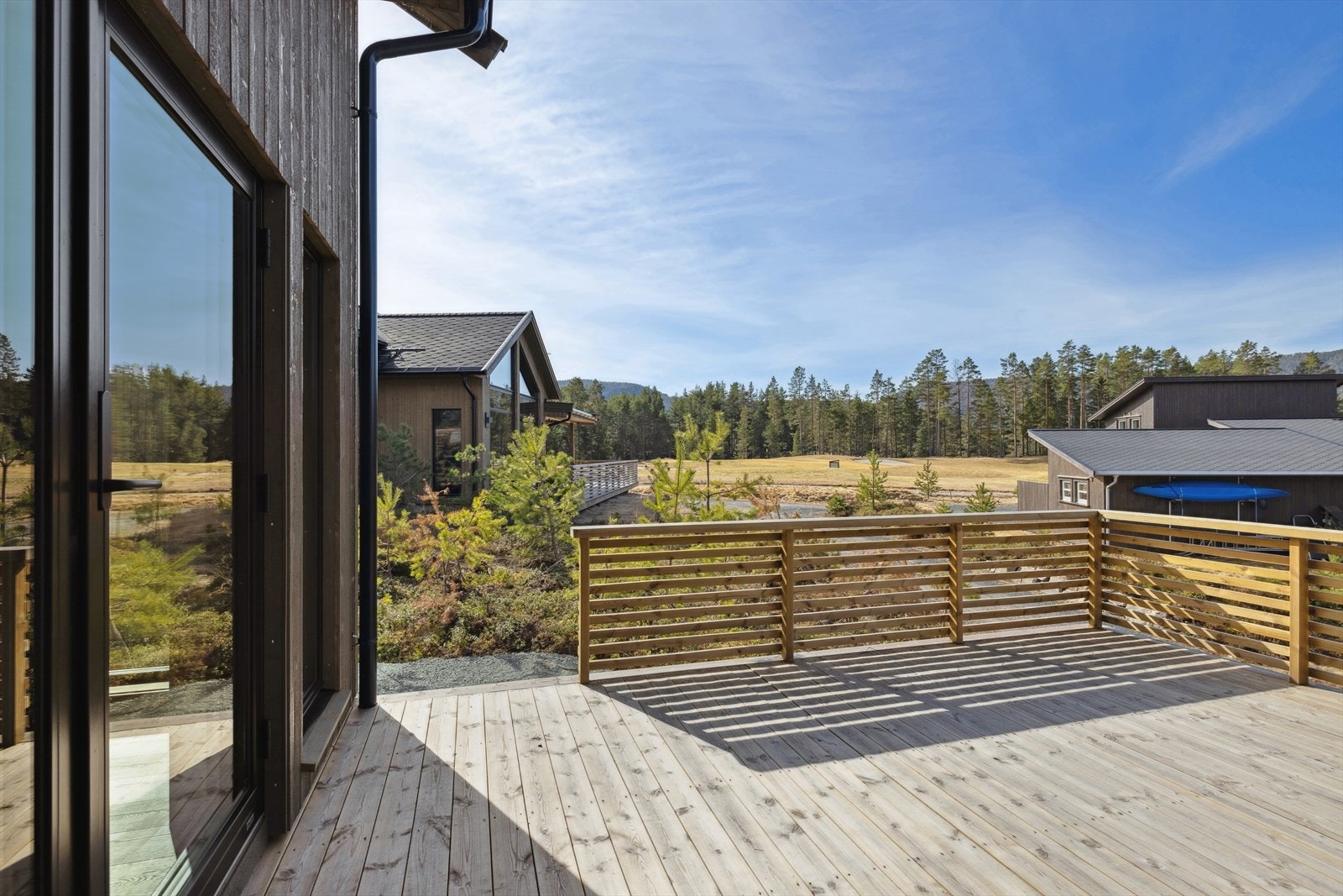 Fra terrassen ser man hull 1 på Vrådals naturskjønne 9-hulls golfbane. Dersom du liker tennis bedre, er det egen tennisbane disponibel for hytteeierne på Fossøy. Galleribilde
