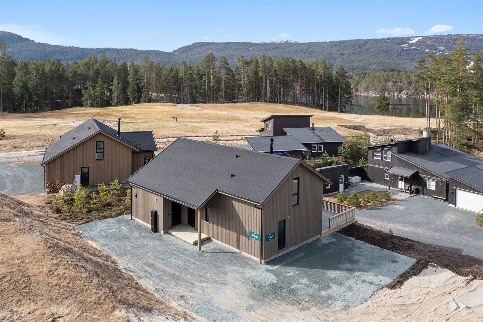 Hytta er ferdigstilt i 2024 og tomten er opparbeidet med gruset gårdsplass. Hytta ligger høyt i terreng og oppleves som usjenert. Galleribilde