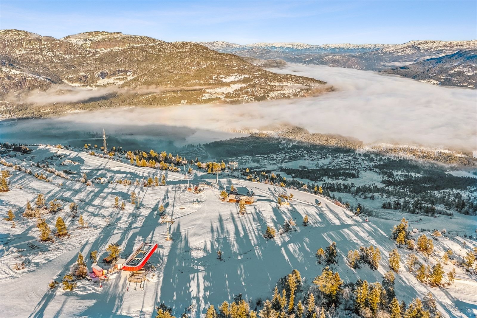 Vrådal Panorama byr på 8-seters stolheis med nedfarter for nybegynner og erfarne. Her er det en hyggelig kafe og bar med afterski i høysesong! Galleribilde