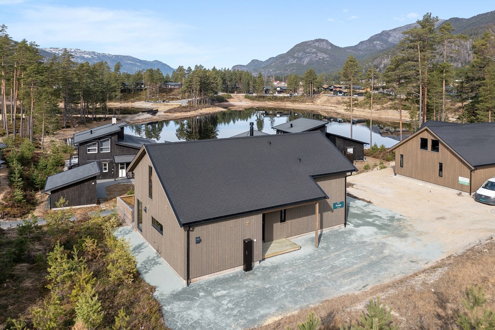 DNB Eiendom v/Veronika Bjønnes har gleden av å presentere en helt ny hytte på vakre Fossøy. Galleribilde