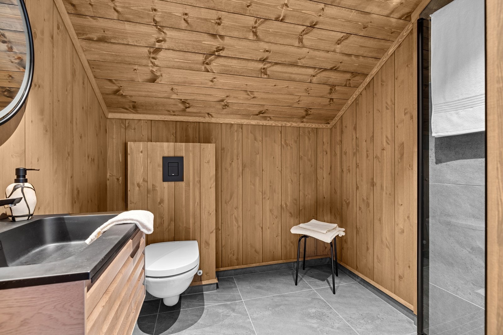 Baderommet i 2. etg. er innredet i samme stil som hovedbadet. Galleribilde