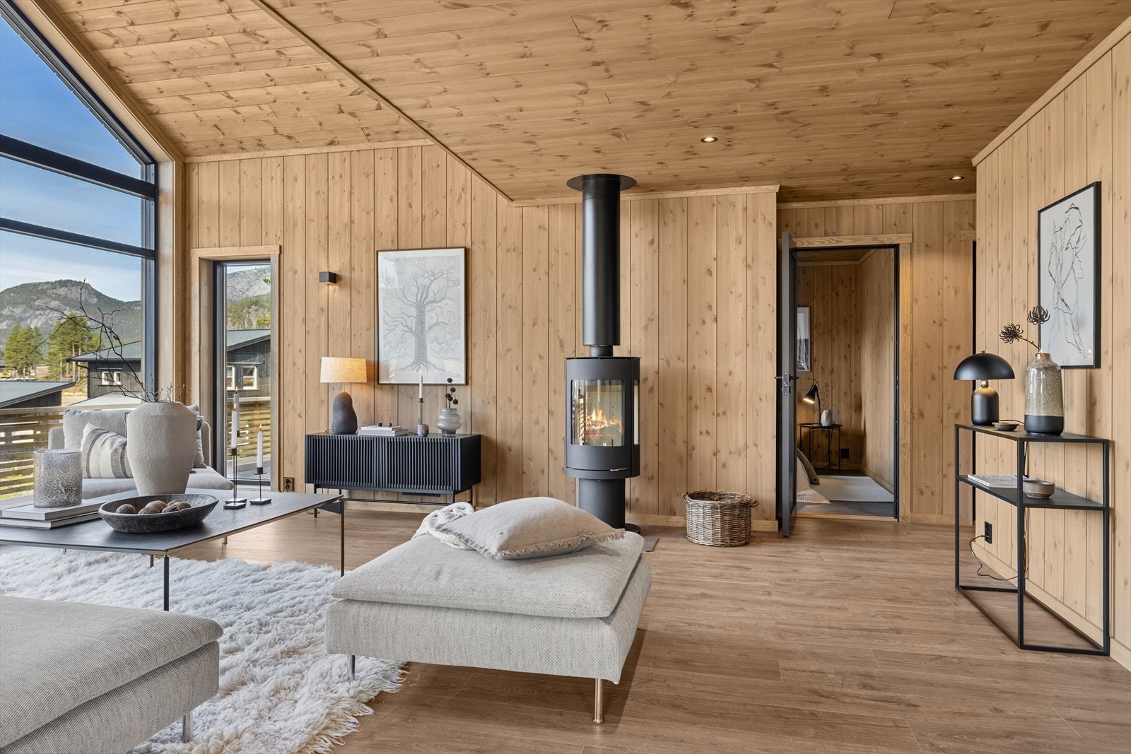 Hytta holder en høy standard med gode materialvalg og kul hyttestil. Galleribilde