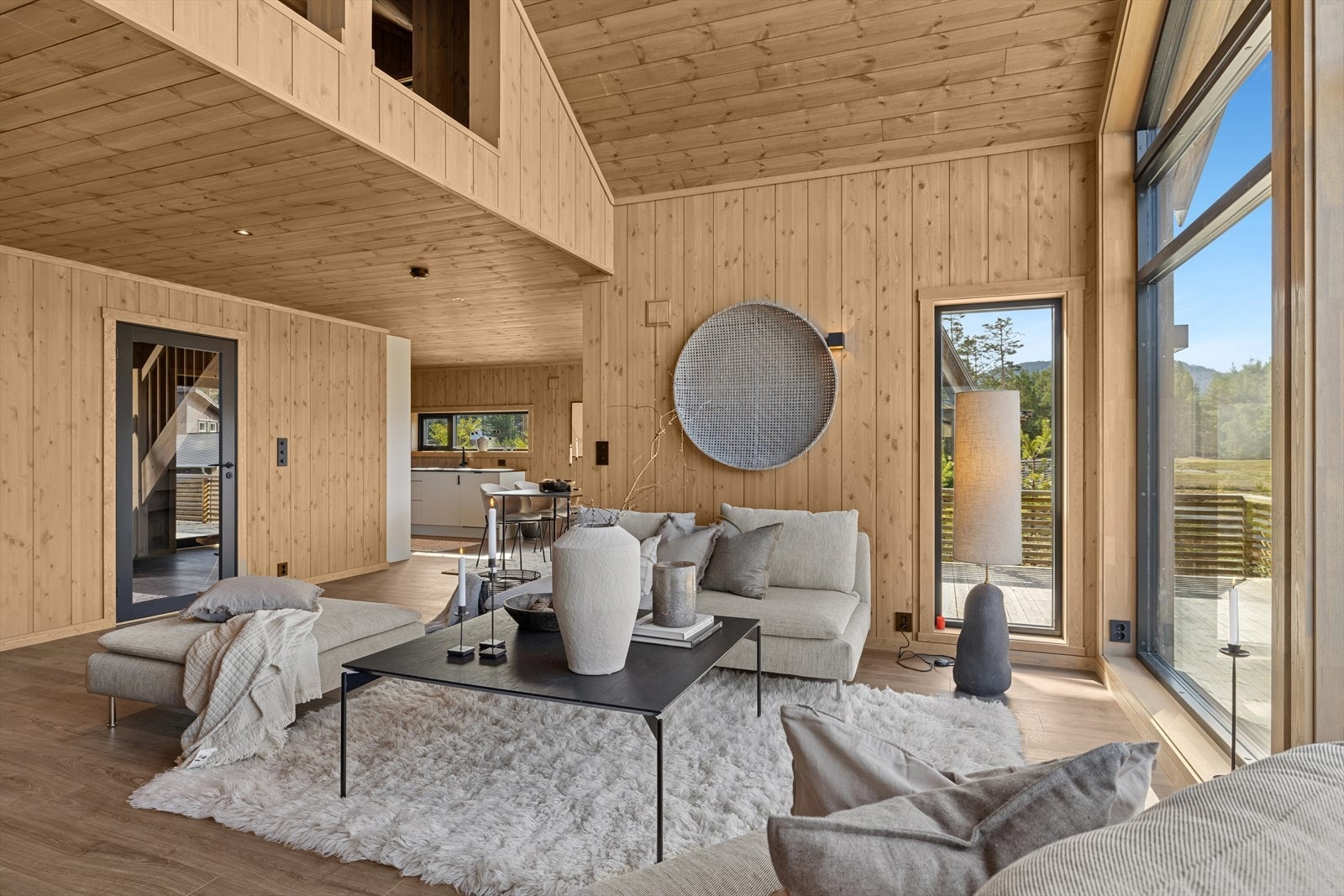 Delvis åpen løsning mot kjøkkenet hvor det er utgang ut til den store fine terrassen. Galleribilde