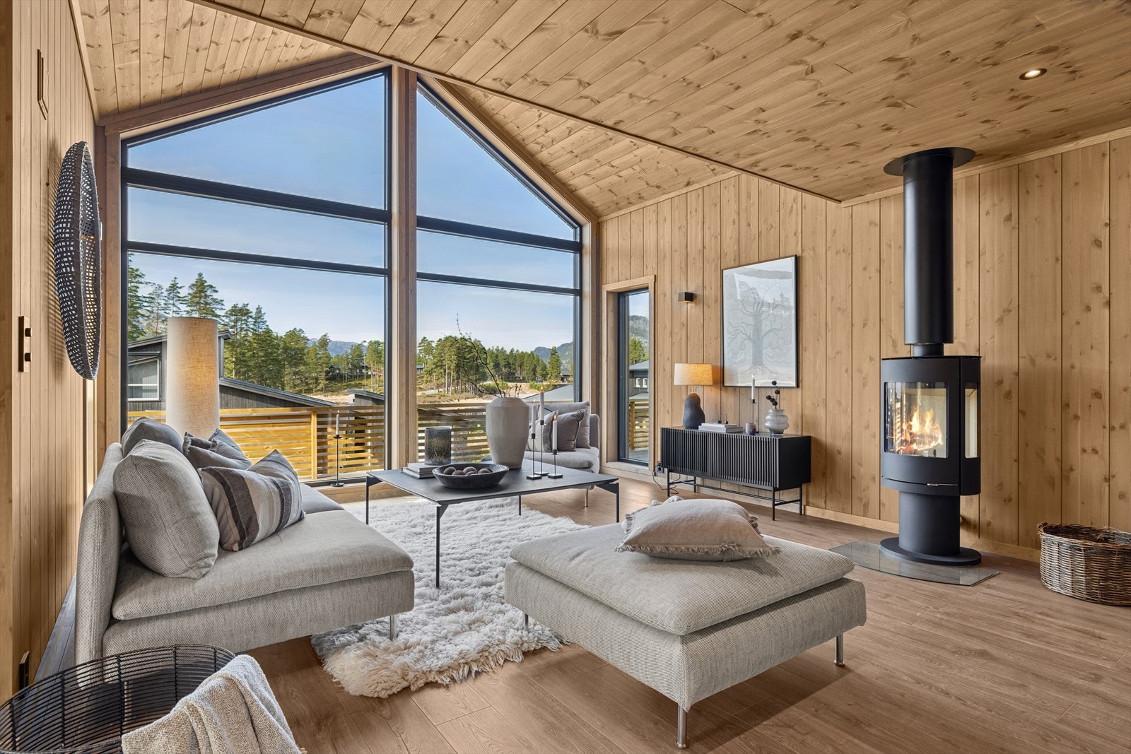 Den lekre stuen har enorme vindusflater og god takhøyde. Galleribilde