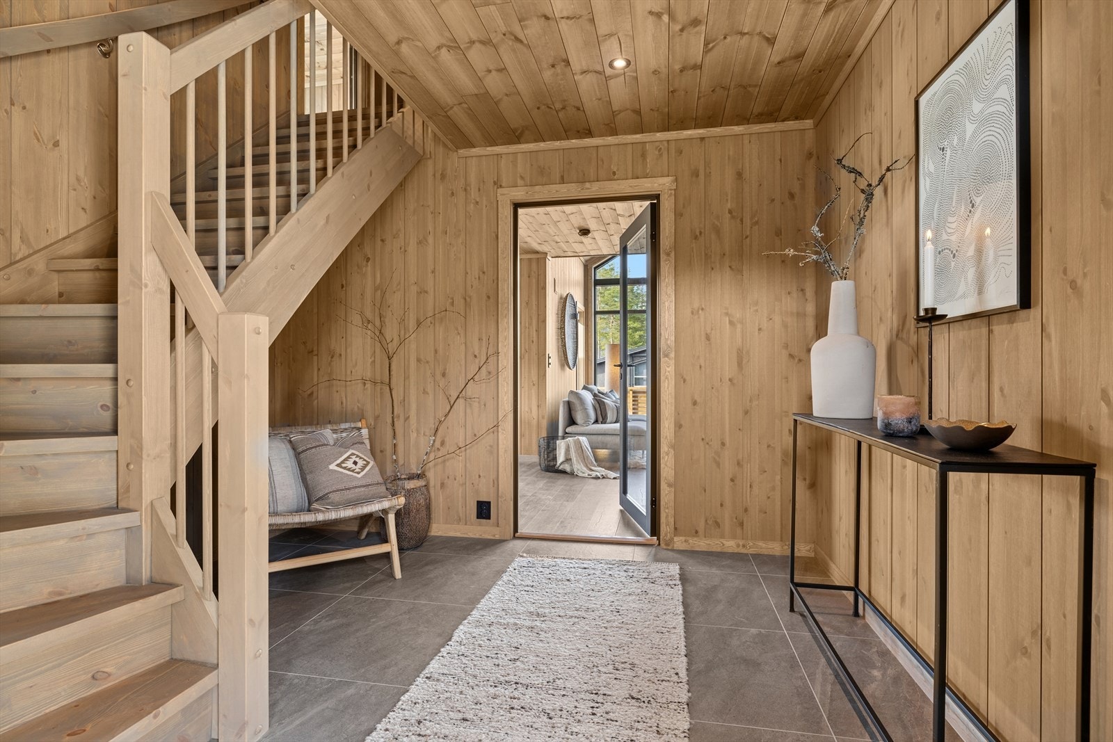 Stor hall med fliser og varmekabler ønsker deg velkommen inn! Galleribilde