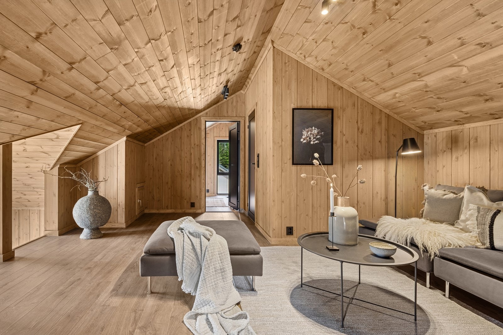 Loftsetasjen har en god planløsning med soverom på hver side av stuen sammen med bad. Galleribilde