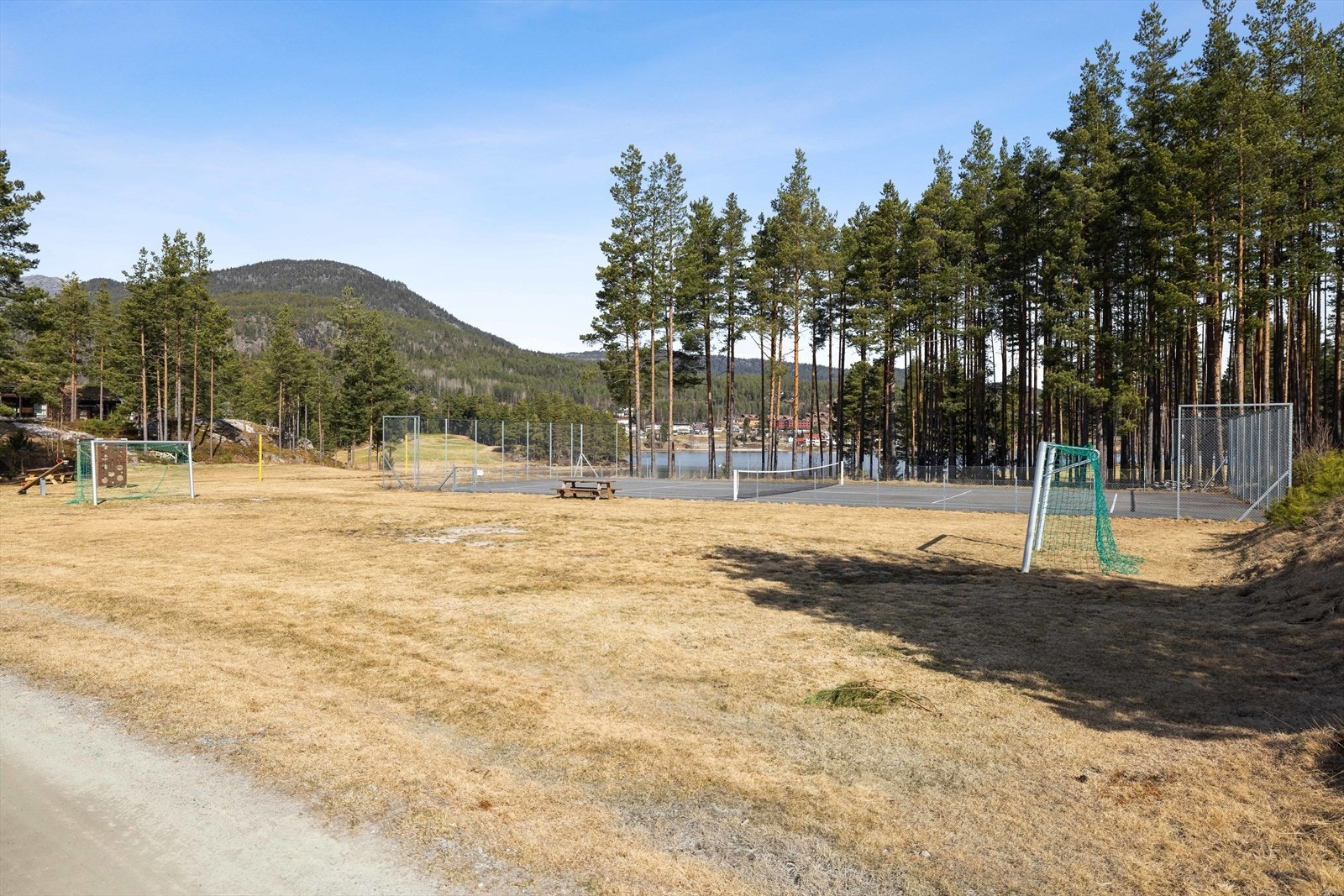 Like ved hytta er det en lekeplass med fotballøkke og tennisbane for alle som bor på Fossøy. Galleribilde