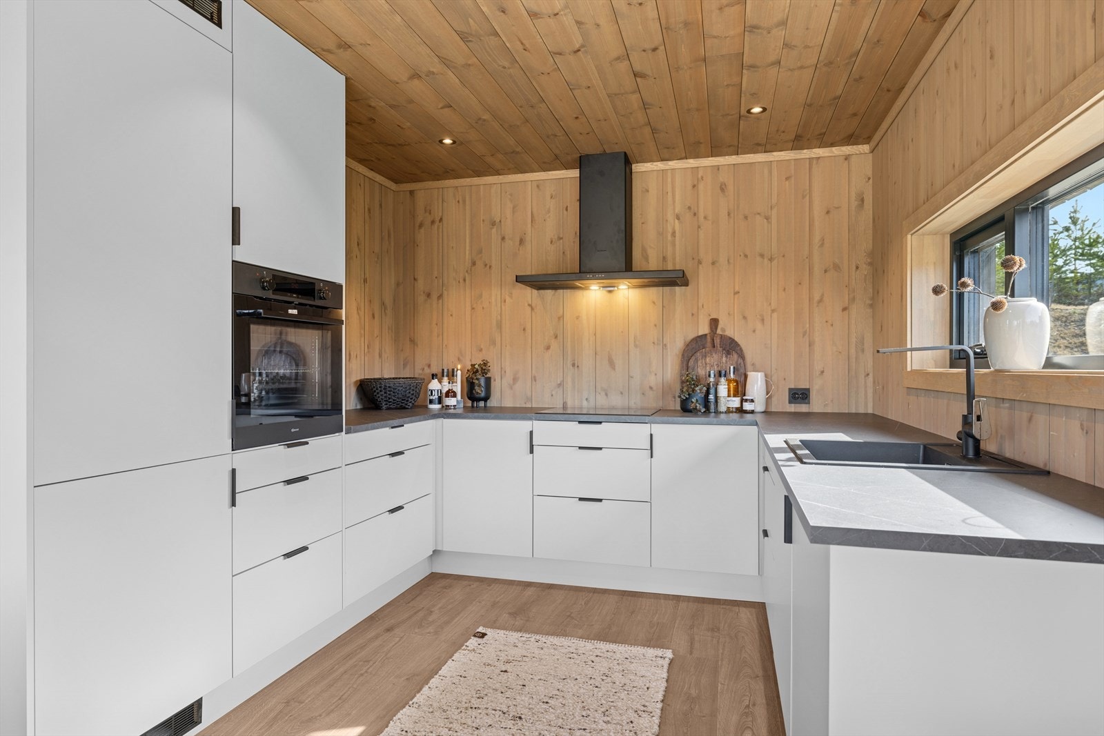 Kjøkken innredning levert av Systemkjøkken med integrerte hvitevarer. Galleribilde