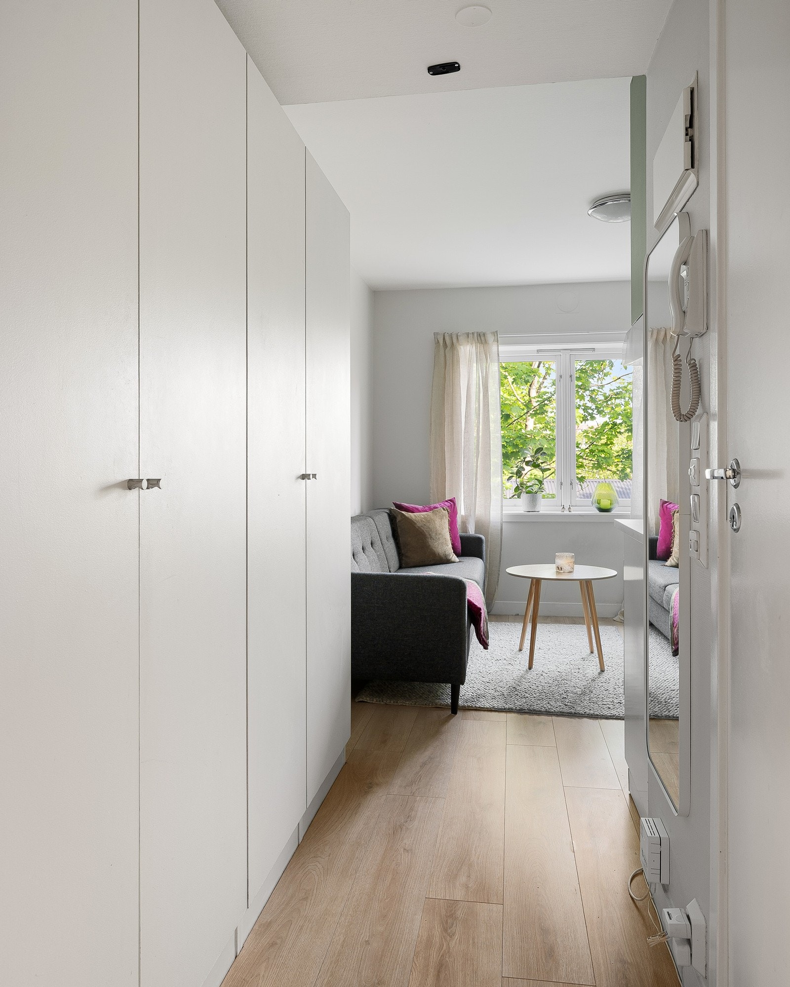 Entré. Her finner du et romslig garderobeskap for oppbevaring. Galleribilde