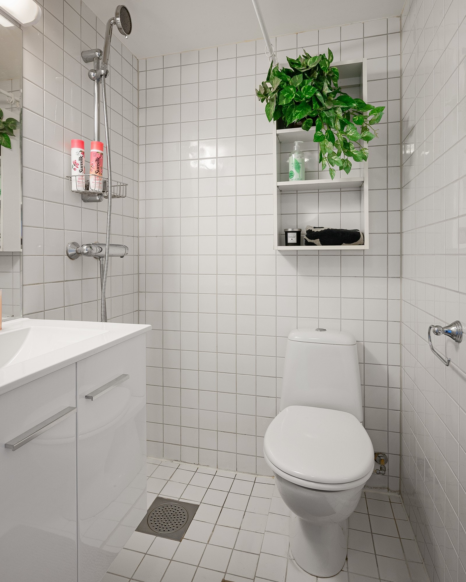 Pent og tidløst bad med fliser på vegger og gulv. Galleribilde