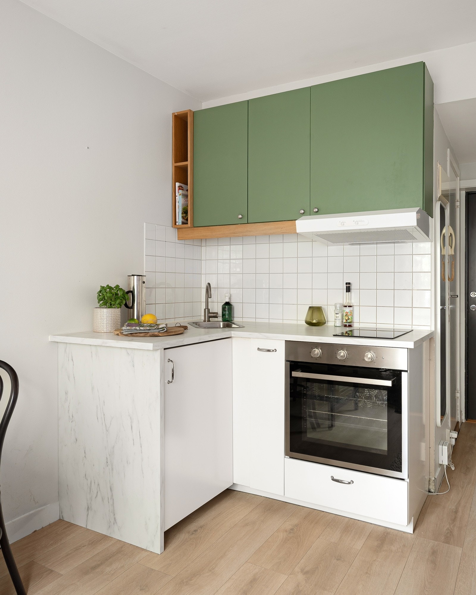 Kjøkkenet ble oppgradert med nytt benkeskap, benkeplate og varmtvannsbereder i 2022, samt nye hvitevarer i 2023. Galleribilde