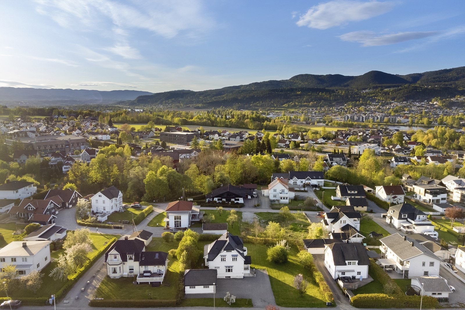 Eiendommen ligger i et barnevennlig område med kort vei til det meste. Galleribilde