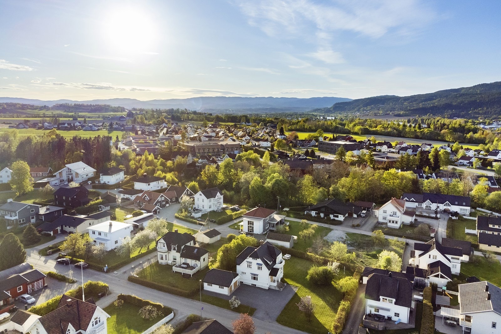 Sentral beliggenhet i Mjøndalen sentrum med de fleste fasiliteter i umiddelbar nærhet, herunder flere dagligvarebutikker, klesforretninger, kaféer, bakerier, salonger, treningssenter og restauranter. Galleribilde