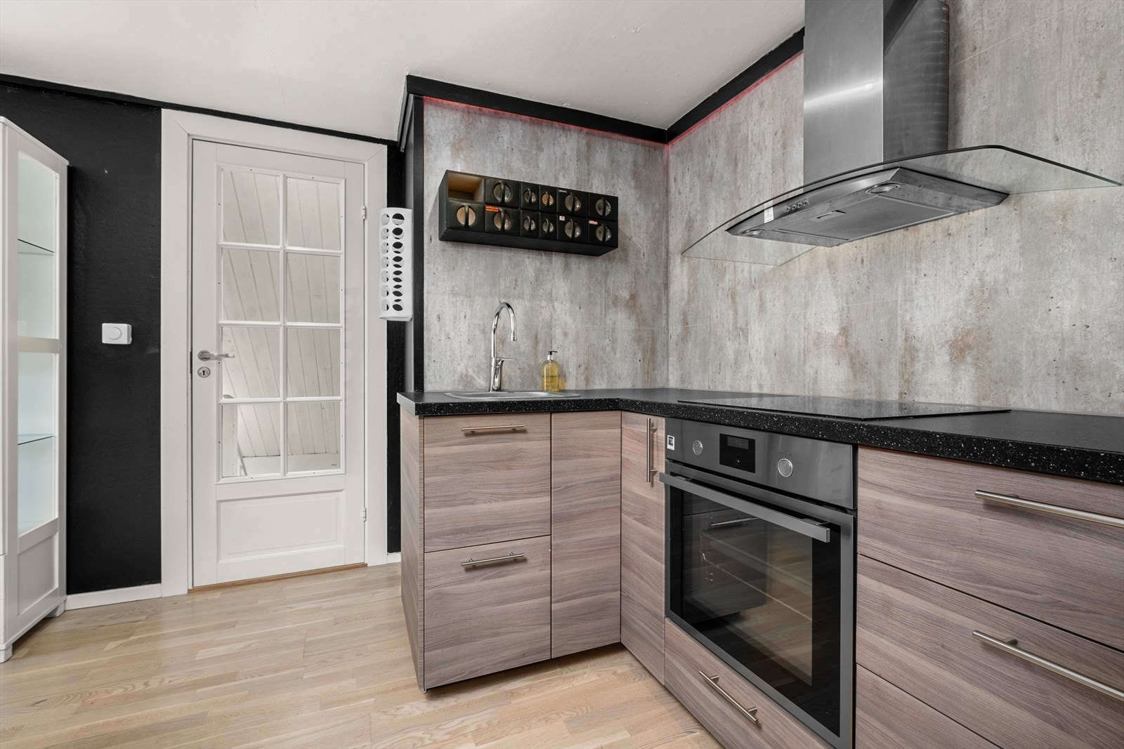 Videre byr kjøkkenet på integrerte hvitevarer som platetopp, stekeovn og kjøleskap. Galleribilde