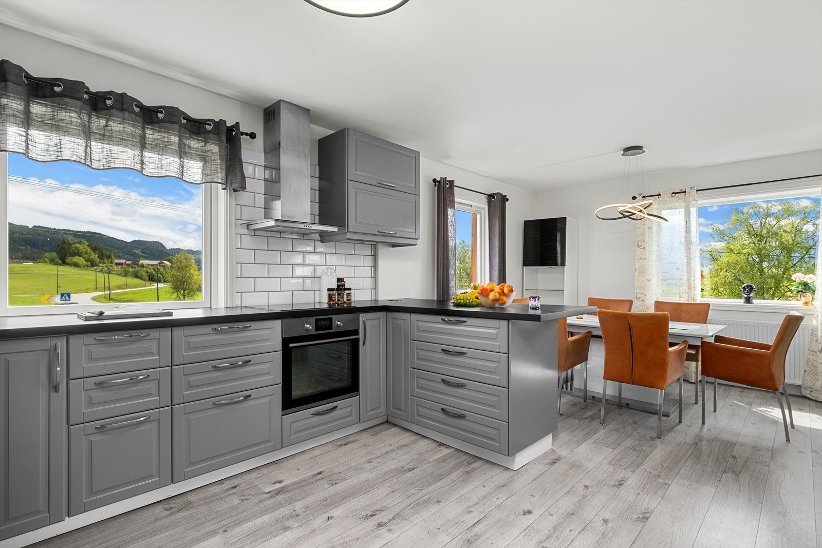 Kjøkkenet byr på integrerte hvitevarer som platetopp, stekeovn og oppvaskmaskin. Disse medfølger naturligvis handelen. Her får du rikelig med skap- og benkeplass. Galleribilde