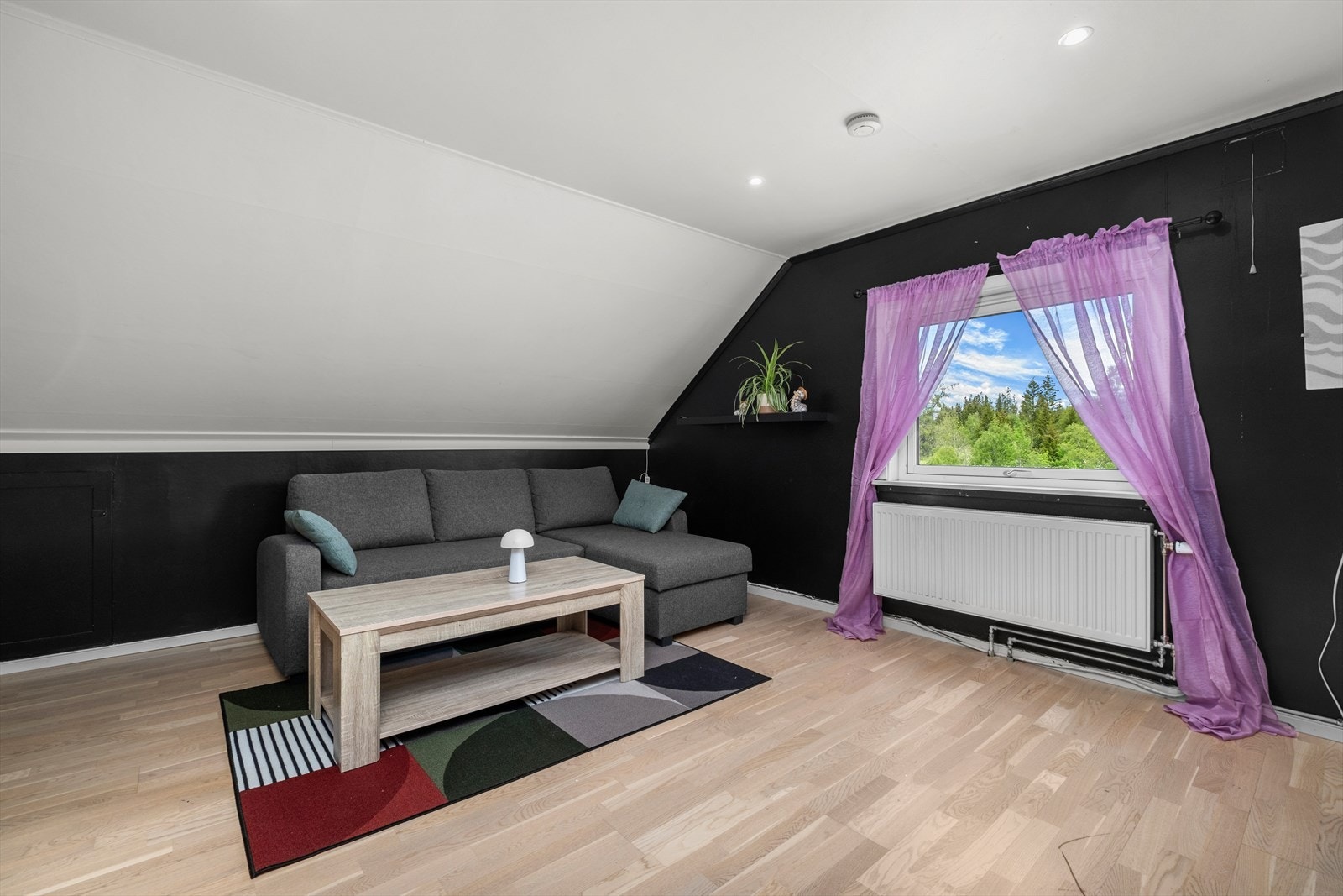 Den åpne stue- kjøkkenløsningen måler 26m² og har gode møbleringsmuligheter. Galleribilde