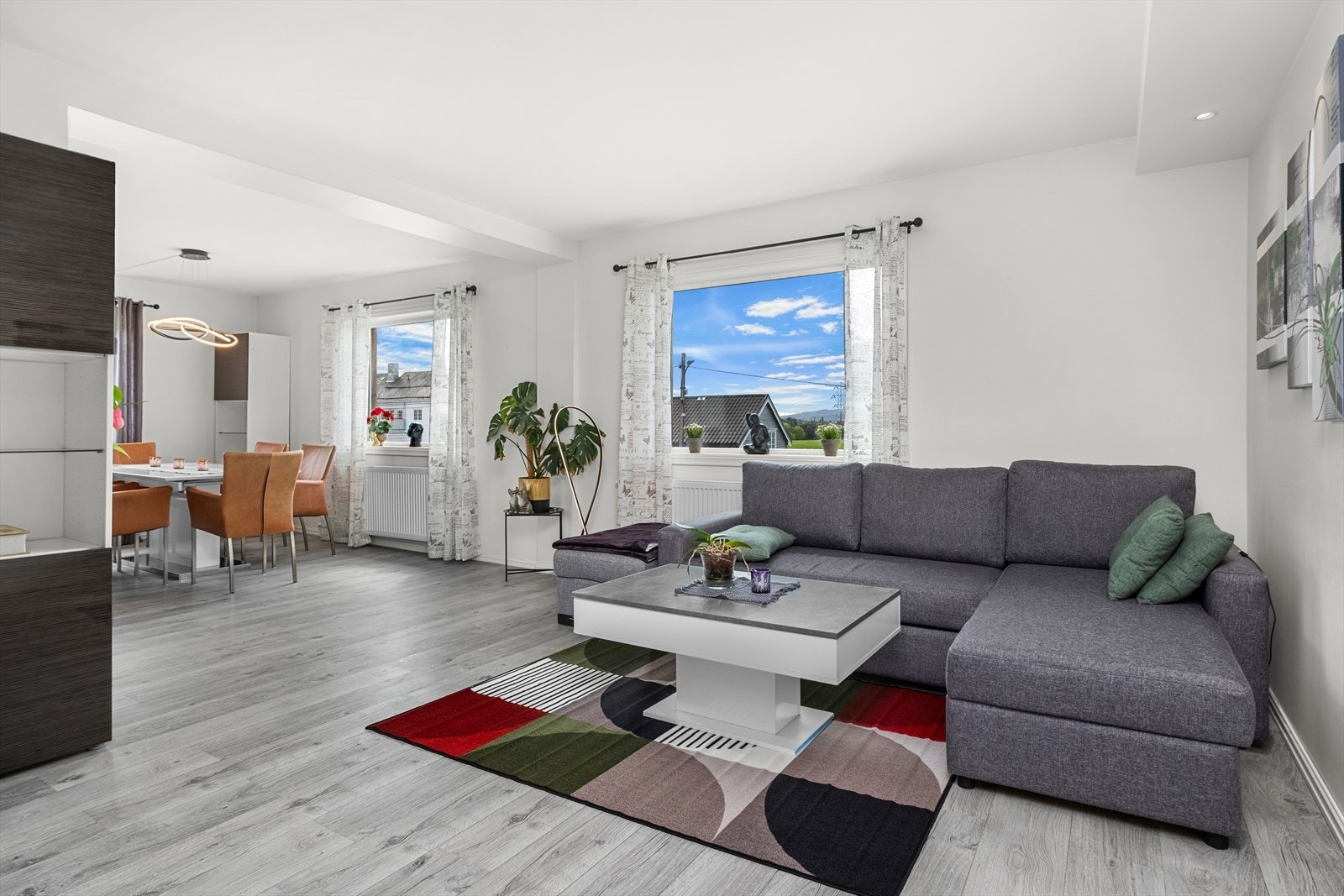 Den delvis åpne stue- og kjøkkenløsningen måler til sammen hele 43m². Dette gir muligheten for møblering i ulike soner. Galleribilde