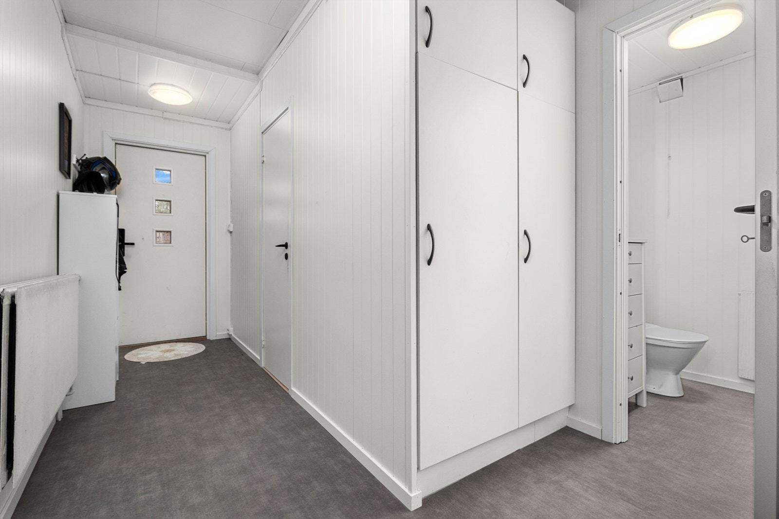 Til høyre ser vi WC-rommet på 1,5m². Videre måler gangen hele 10,5m², noe som gir rikelig med lagringsplass for både sko og yttertøy. Galleribilde