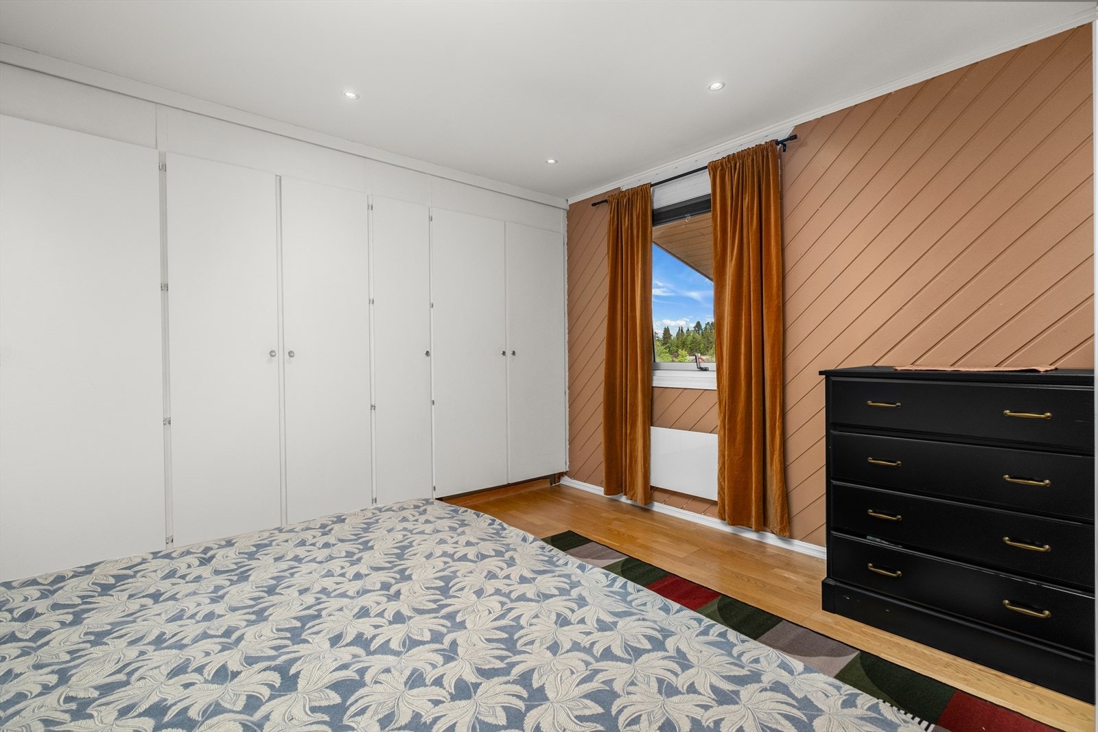 Garderobeløsningen medfølger handelen. Galleribilde