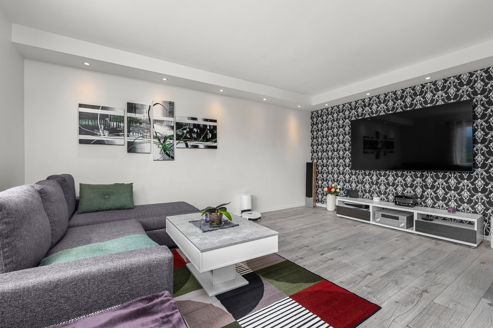 2. etasje består av stue og kjøkken i delvis åpen løsning, romslig terrasse, bad, WC, gang og to soverom. Galleribilde