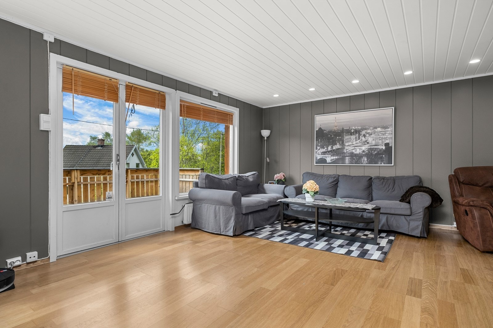 Kun 4 minutter til barnehage, barneskole og ungdomsskole - samt gode bussforbindelser til videregående skoler rett ved boligen. Galleribilde