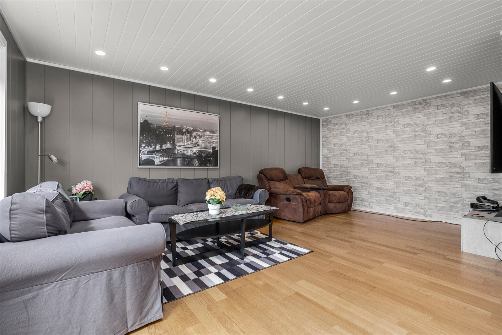 1. etasje består av stue og kjøkken i delvis åpen løsning, terrasse, bad, WC, to soverom og gang. Galleribilde