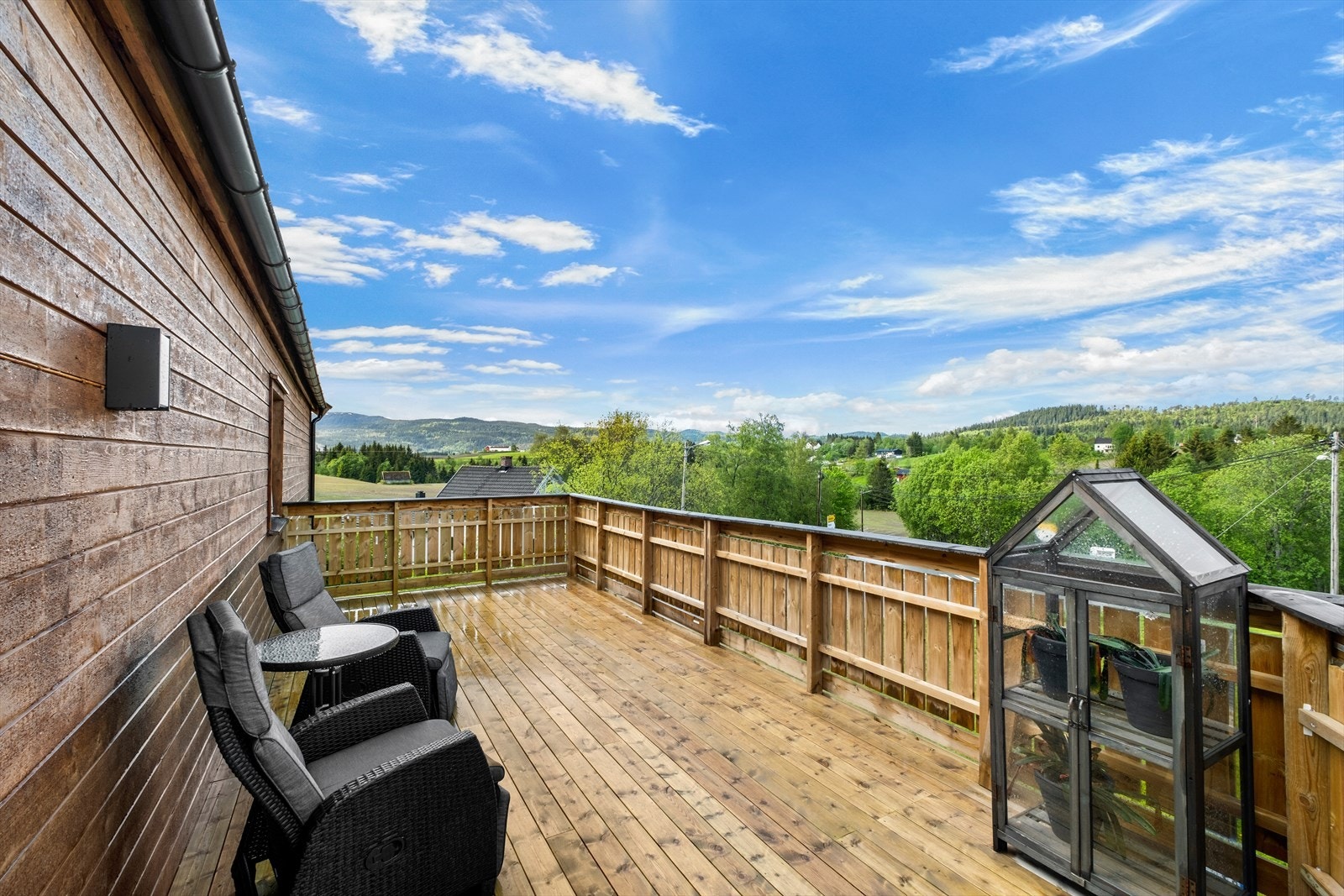 Med terrassens gode størrelse gir dette flere møbleringsmuligheter. Galleribilde