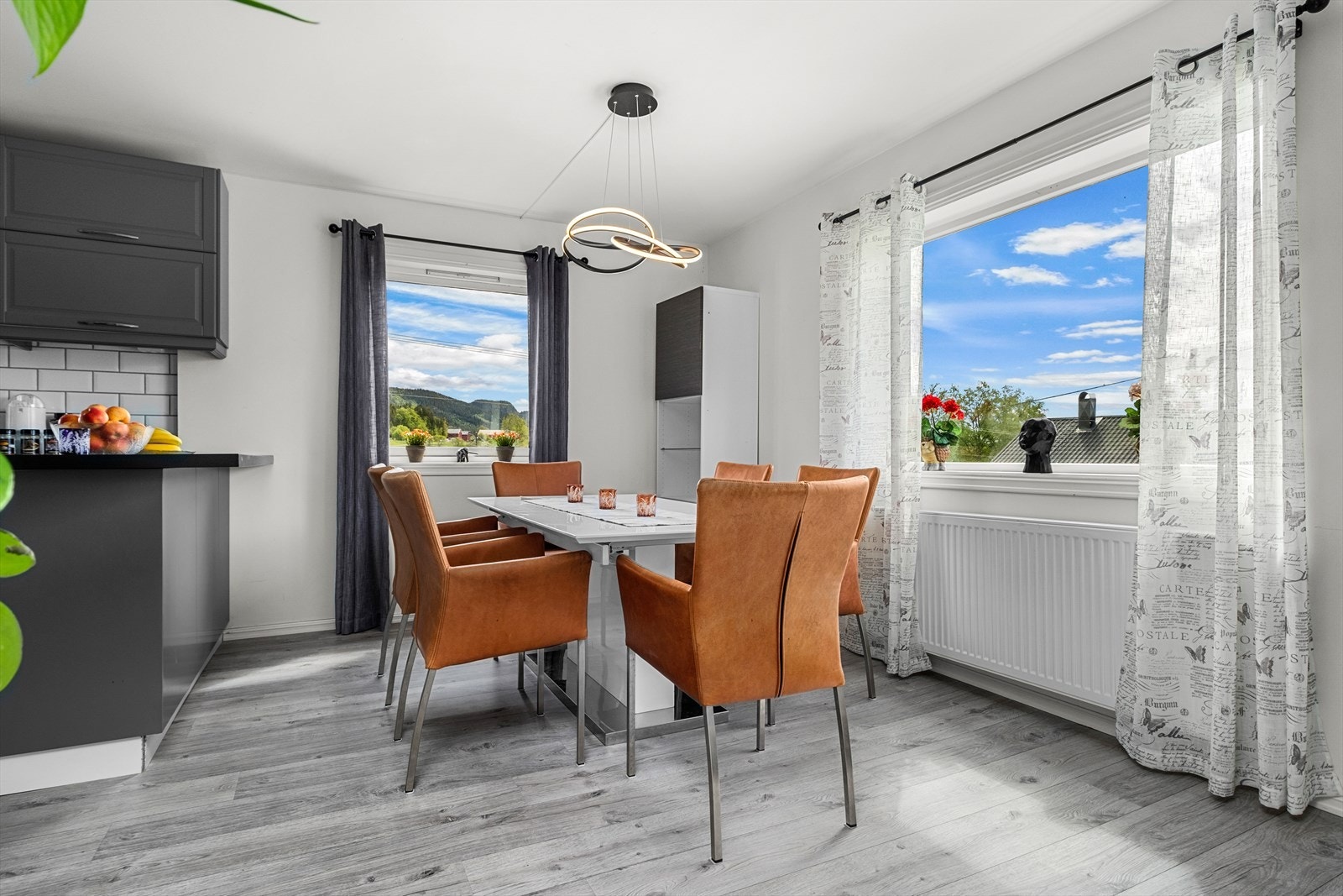 Spisebordet får sin naturlige plassering mellom kjøkkenet og sofakroken. Galleribilde