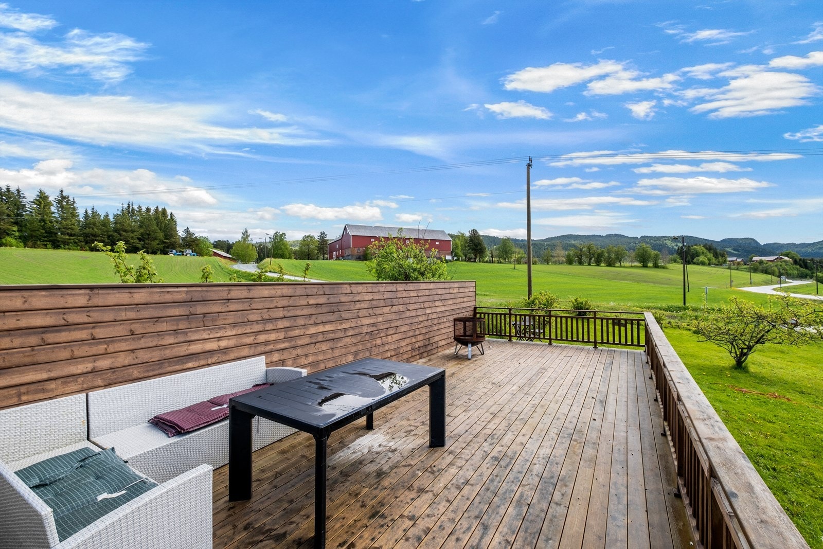 Videre er det bygd en svært praktisk platt med sol hele dagen - her kan du nyte fine sommerdager. Nærmeste dagligvarebutikk er kun en kjøretur på 3 minutter unna, Bunnpris holder søndagsåpent og har post i butikk. Galleribilde