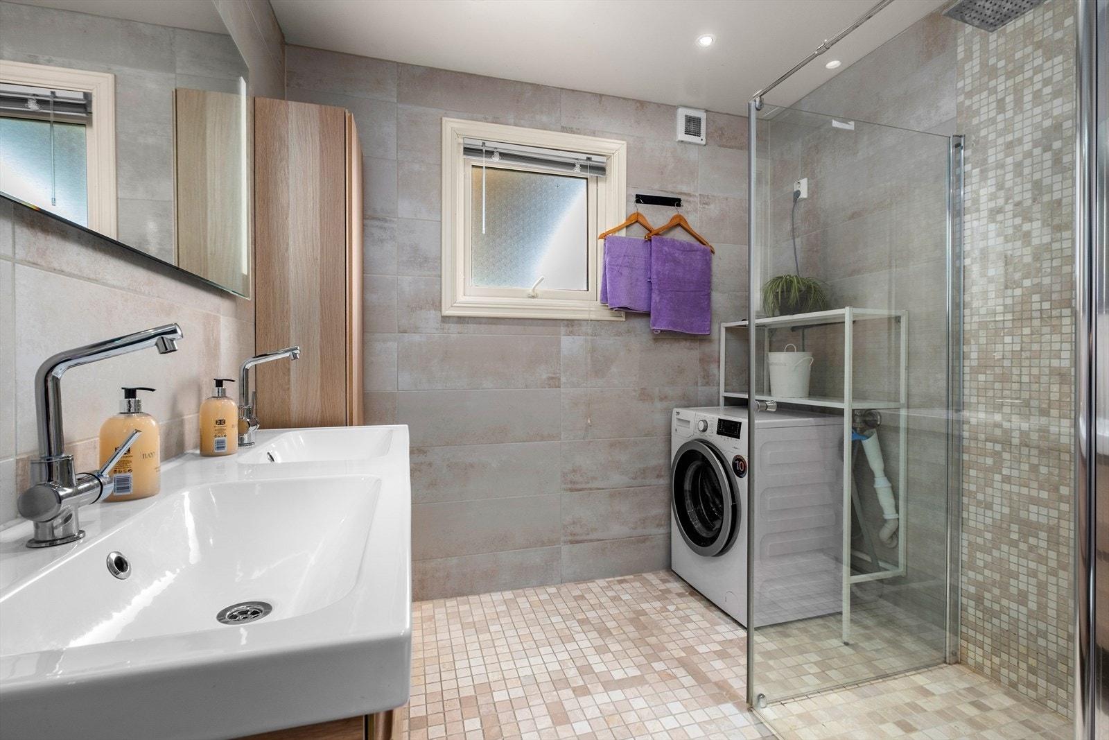 Pent og flislagt bad på hele 6m². Galleribilde