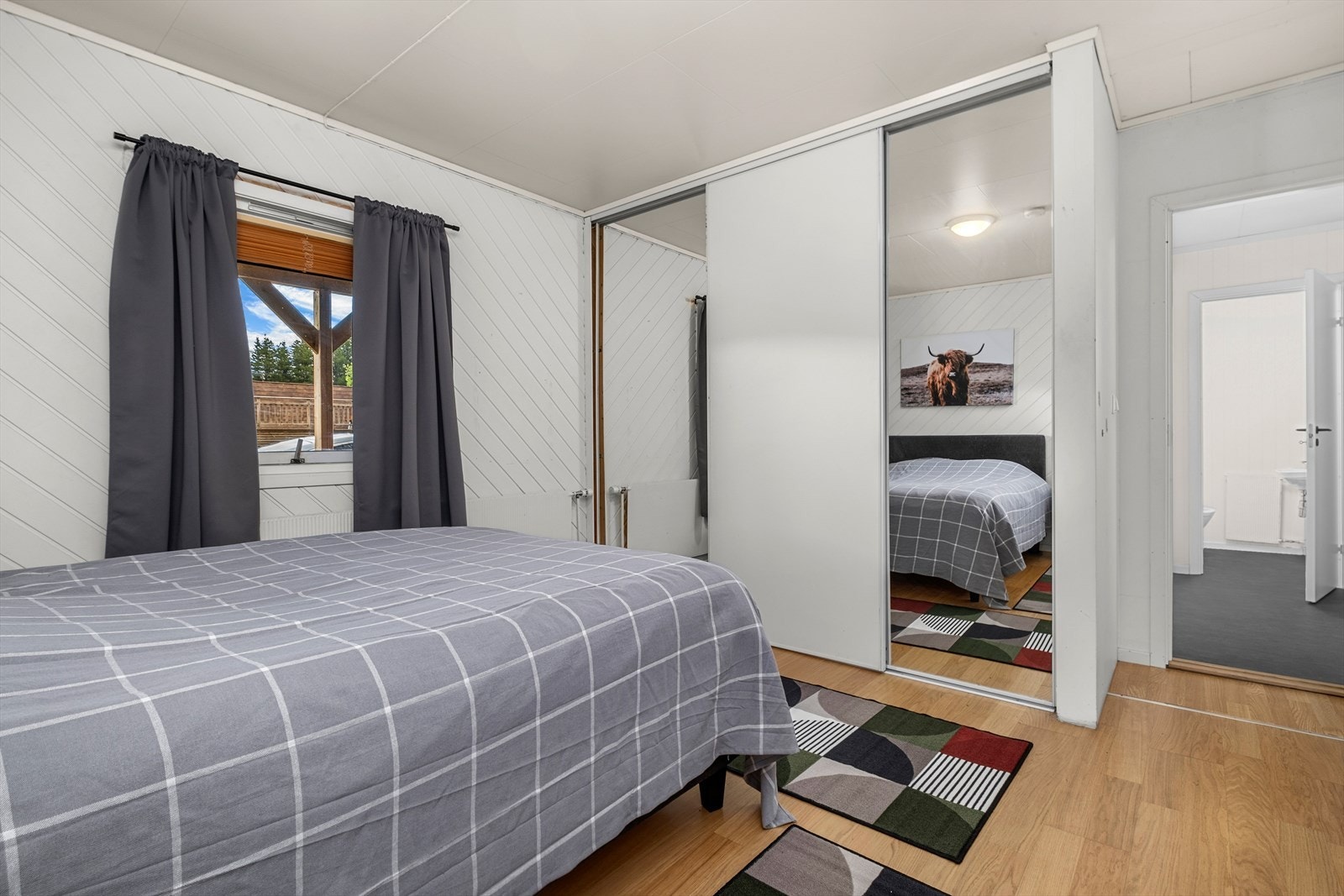 Garderobeskapet medfølger handelen. Galleribilde