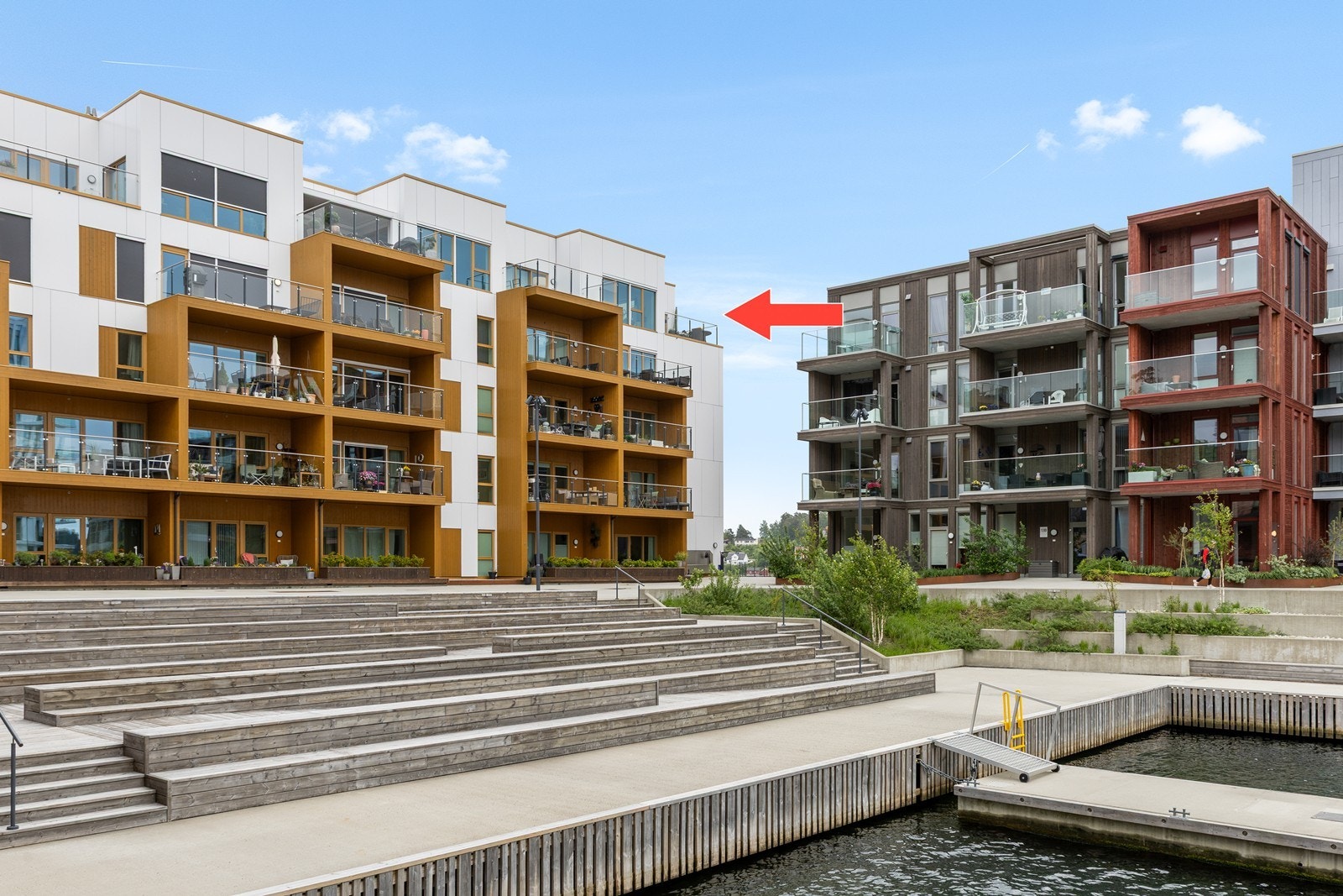 Leiligheten ligger som topp- og endeleilighet i 5. etasje mot Tromøysund Galleribilde