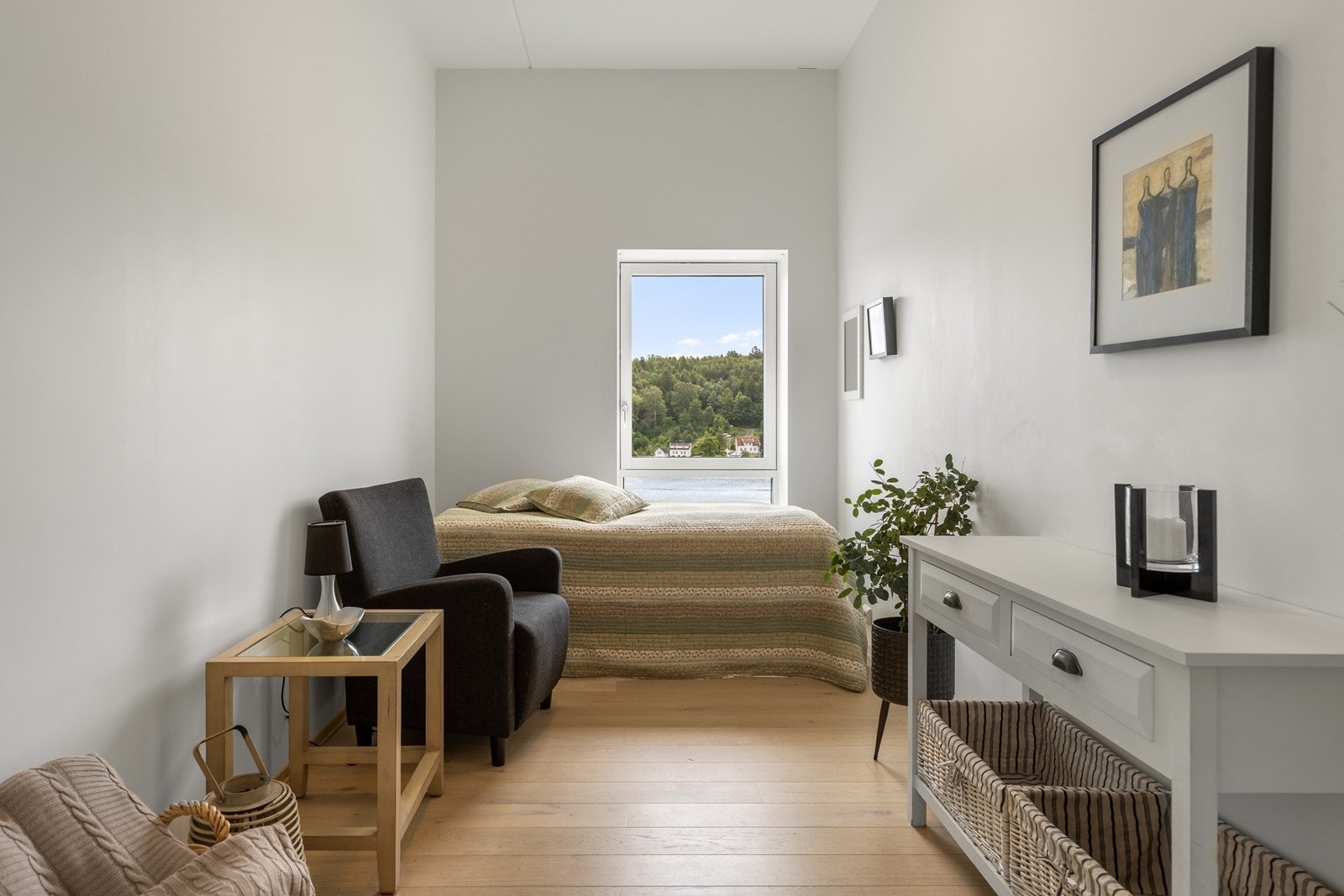 På soverom 2 er det god plass til stor seng og øvrig møblering Galleribilde