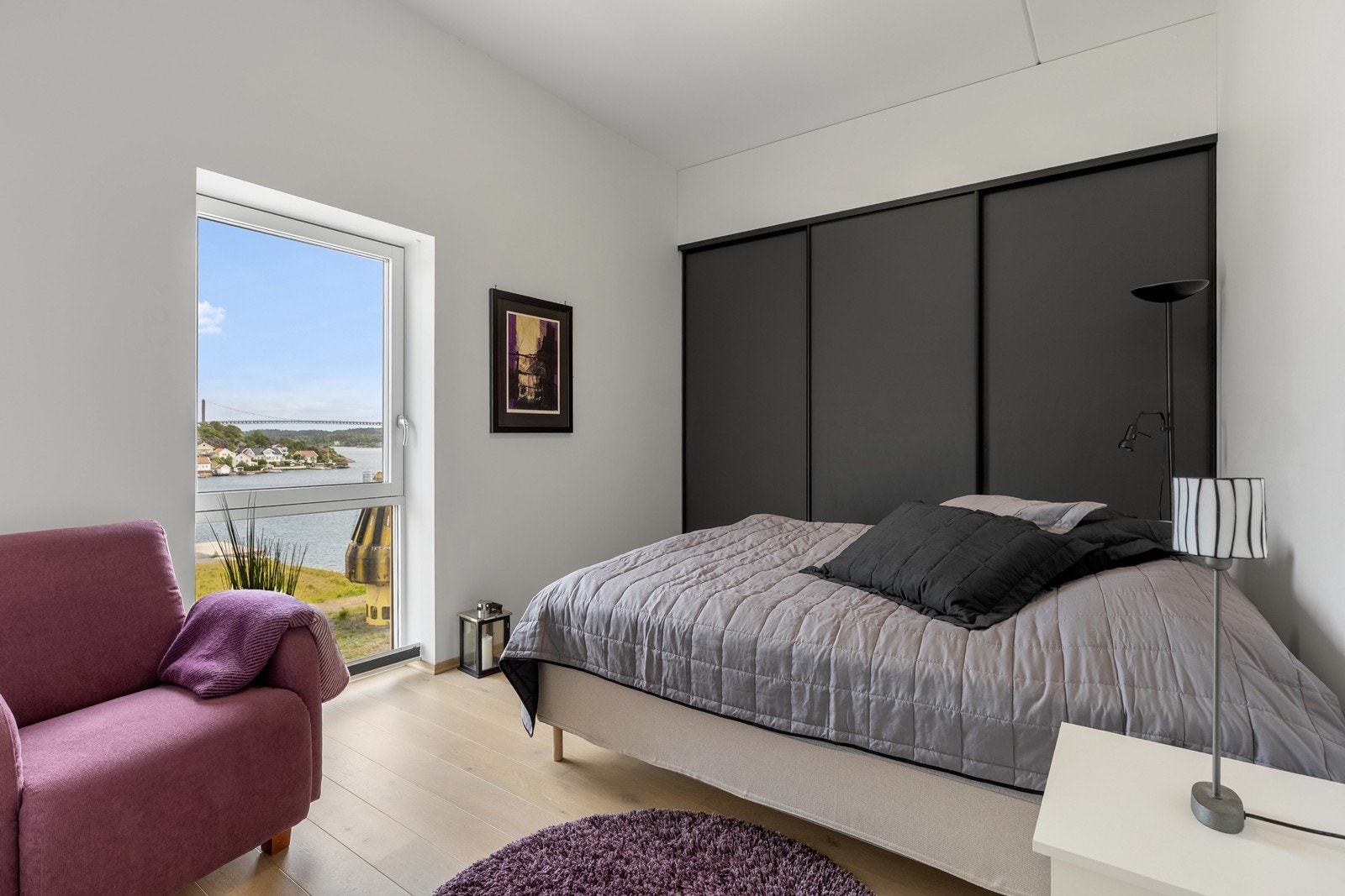 Romslig hovedsoverom med stor skyvedørsgarderobe levert av Amiga. Det er lagring helt til taket. Galleribilde