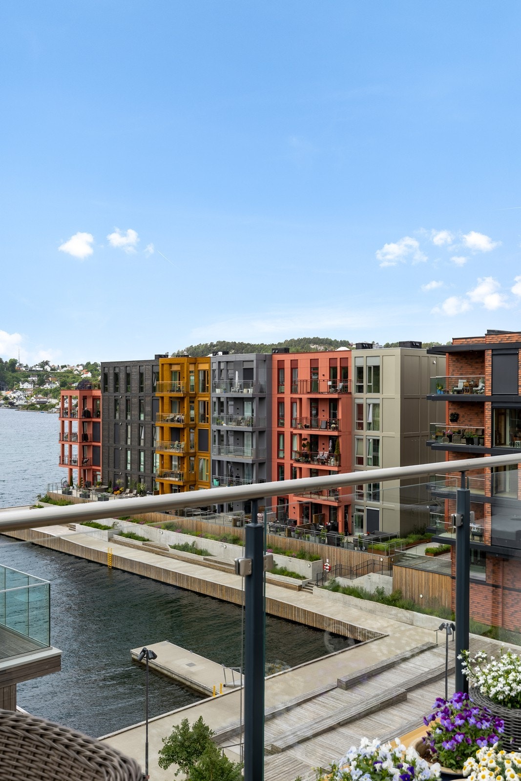 Utsikten ned i Lillepollen fra takterrassen Galleribilde