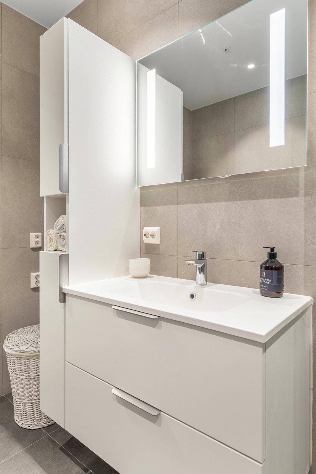 På hovedbadet er det opplegg for vaskemaskin og tørketrommel ved siden av høyskapet Galleribilde