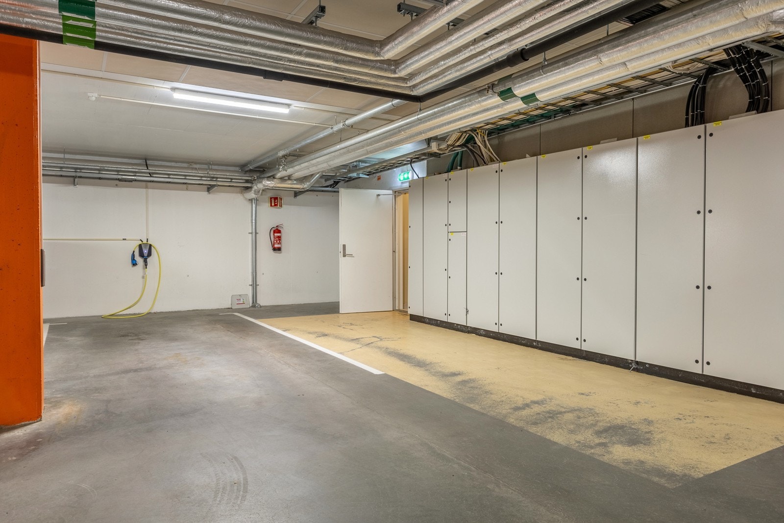 Leiligheten har en veldig fin parkeringsplass rett ved døren inn til trappegangen, og uten andre biler på ene siden. Dette gir en enkel inn- og utkjøring fra P-plassen. Det er montert elbillader i forkant av parkeringsplassen Galleribilde