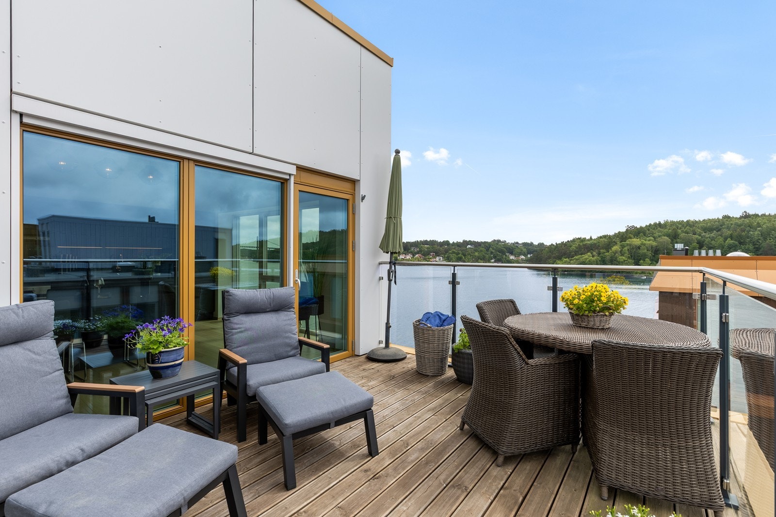 I hjørnet av takterrassen har du sol fra du står opp til ca kl. 22 midtsommers Galleribilde