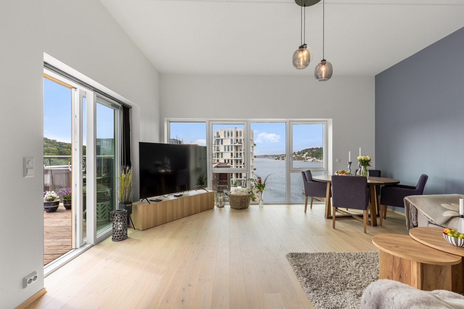 Fra stuen er det nydelig utsikt utover byfjorden og innover mot Arendal by Galleribilde