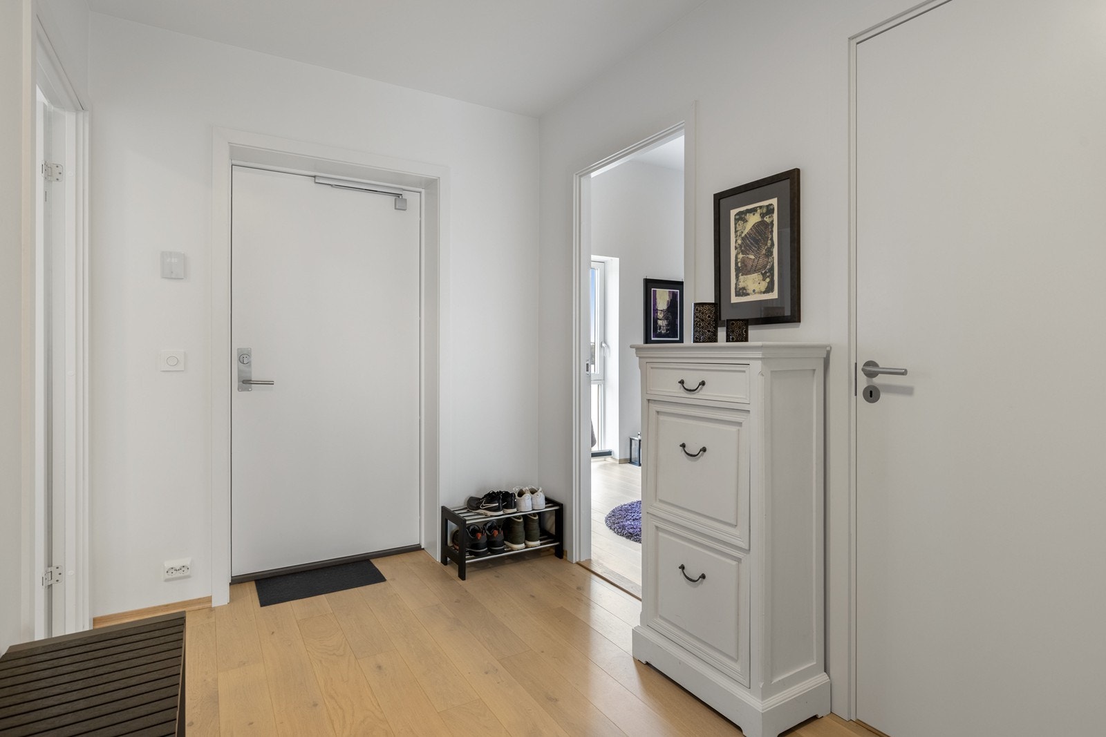 Fra entrèen er det inngang til alle 3 soverom Galleribilde