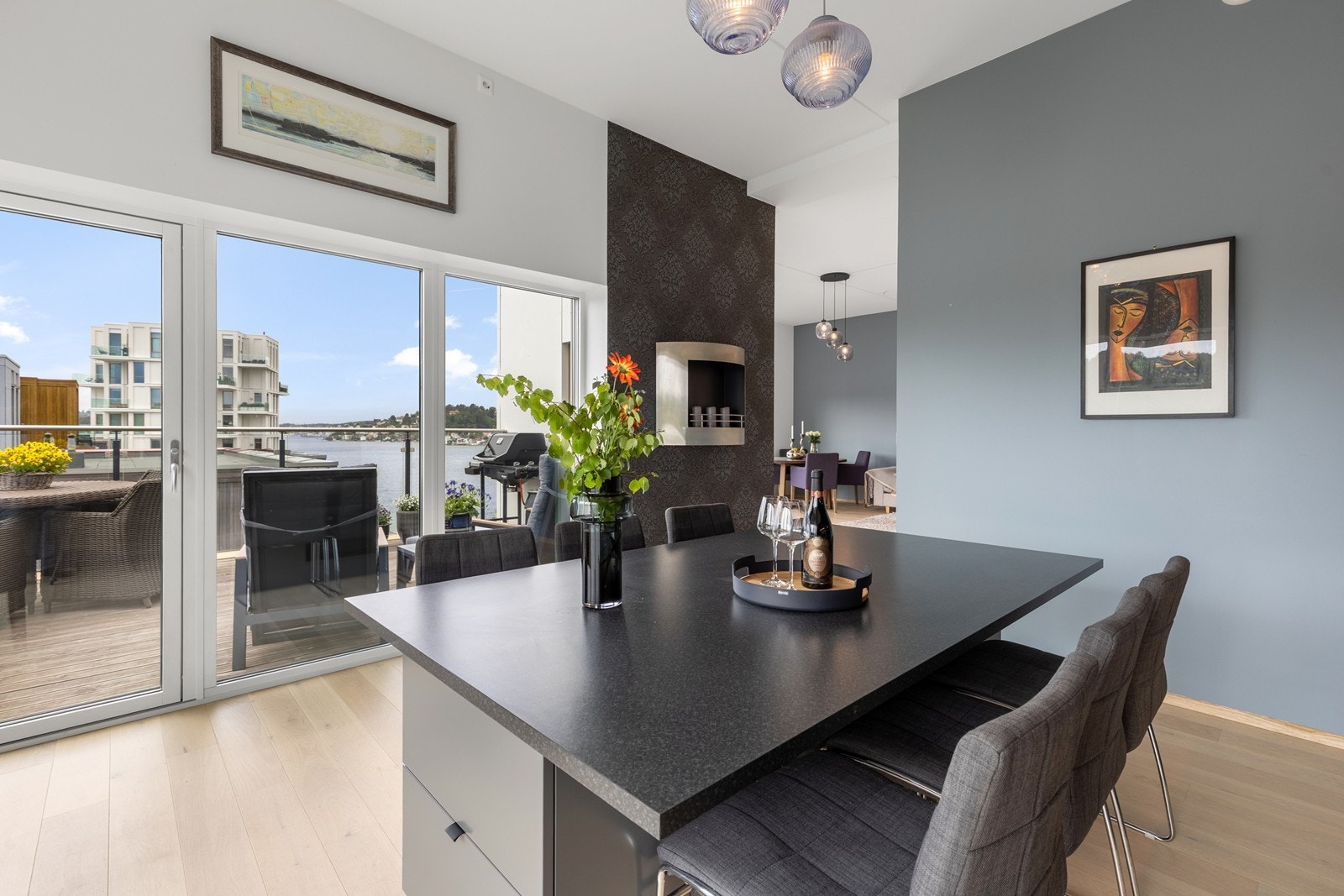 Kjøkkenøy arrangert som spiseplass. Fra kjøkkenet er det sjøutsikt til Lillepollen og innover mot byen, samt til Tromøysund Galleribilde