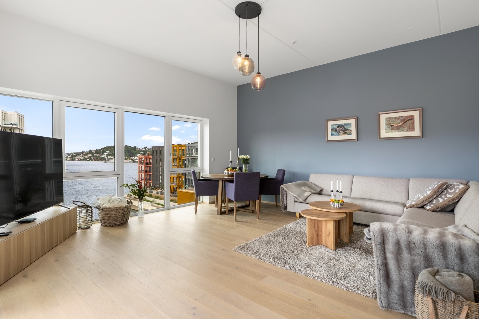 Den store takhøyden og vinduer helt ned til gulvet gir et luftig preg Galleribilde