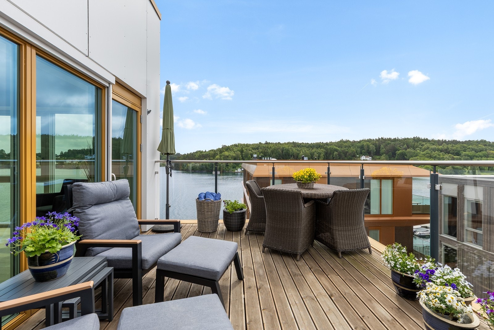 Takterrassen er på ca 16 kvm med plass til godstoler og spisebord Galleribilde