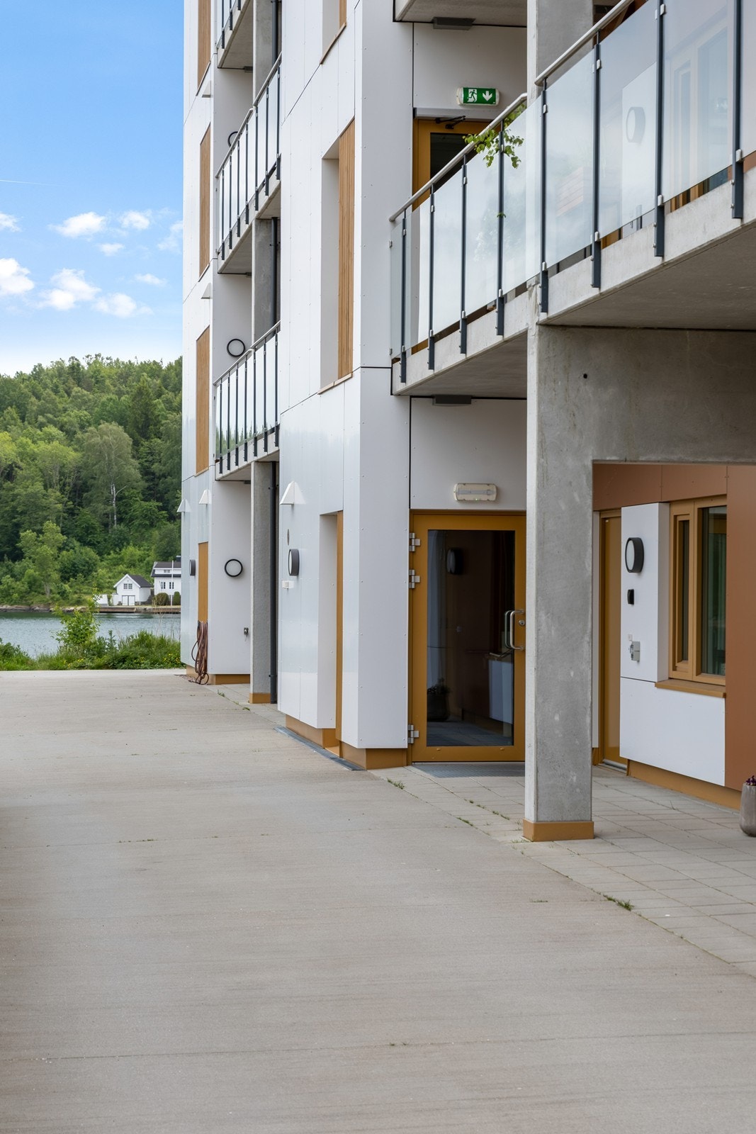 Inngangsparti med ringetablå og kamera. I leiligheten kan du se hvem som ringer på før du åpner døren. Galleribilde