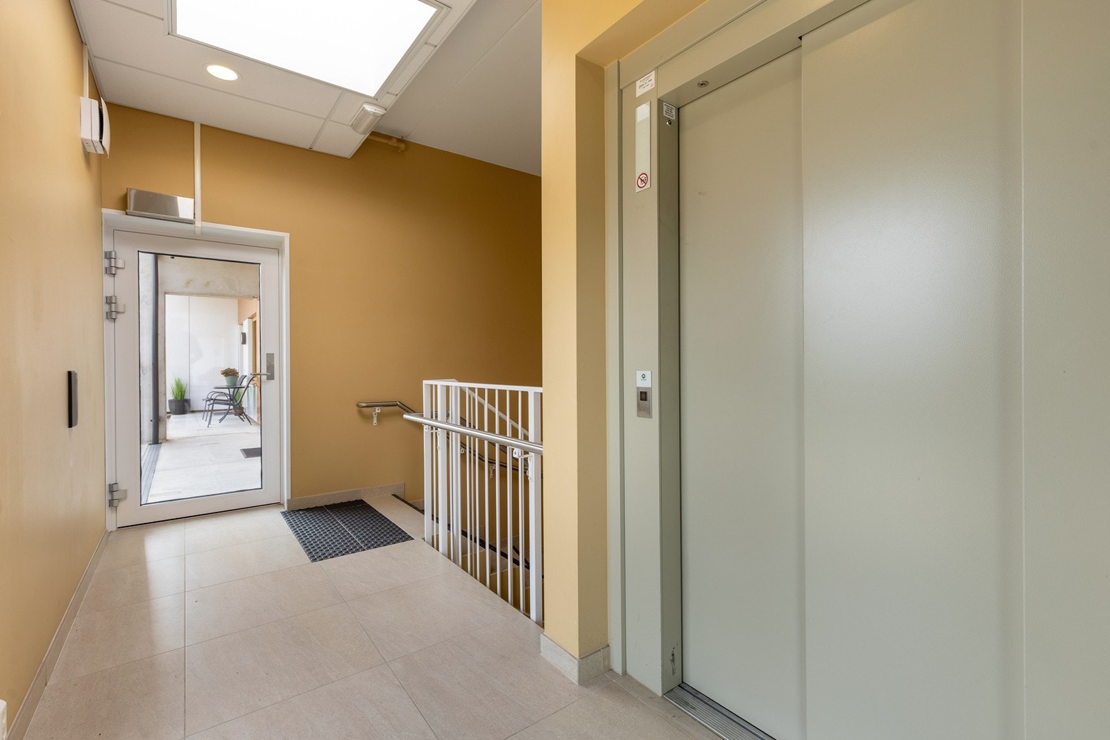 Lys og fin trappegang med heis ned til utgangen eller p-kjeller Galleribilde