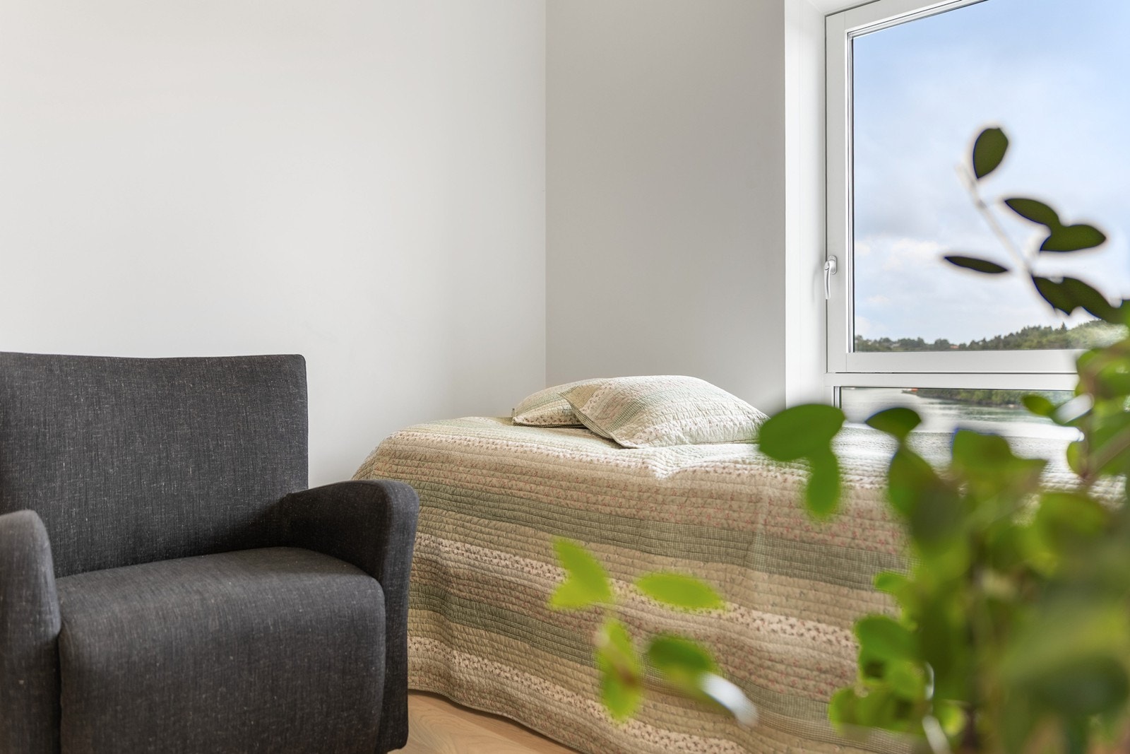 Soverom 2 har en nydelig utsikt mot Tromøysund Galleribilde