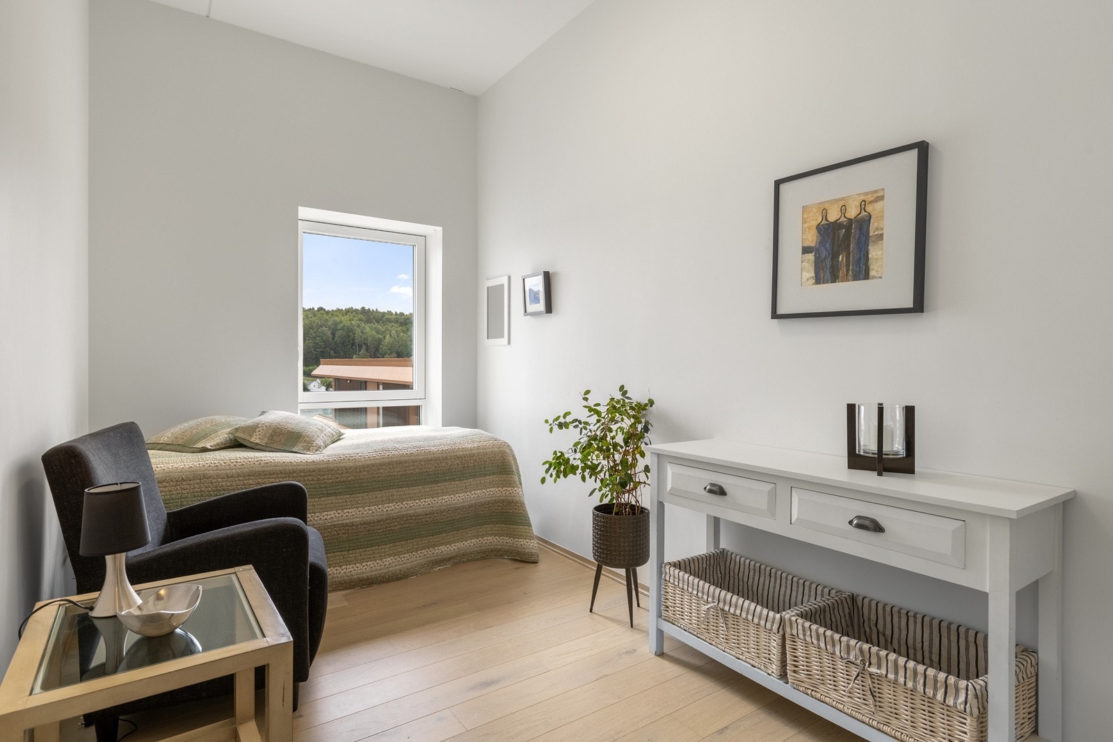 Romslig soverom nr. 2, vegg i vegg med hovedsoverom. Galleribilde