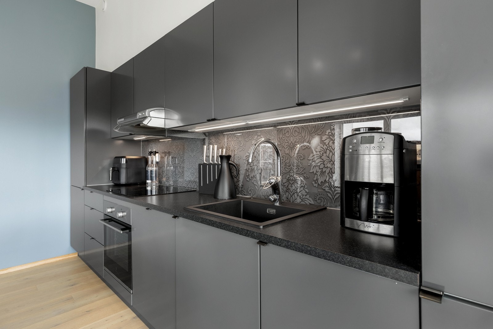 Kjøkkeninnredningen er levert av Strai Kjøkken, med integrert stekeovn, platetopp, oppvaskmaskin og kjøleskap m/ frys Galleribilde