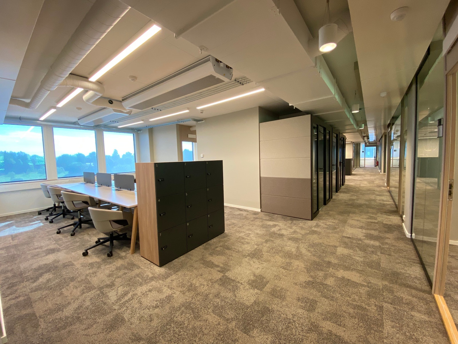 Desk og free seating i Asker Galleribilde