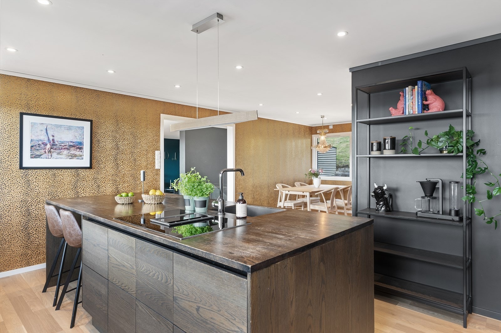 Kjøkkenet er også praktisk med plass til spisebord m.m. Galleribilde